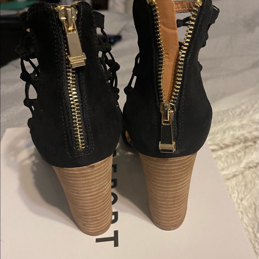 Practically New Report Shoes Size 9 - image 2